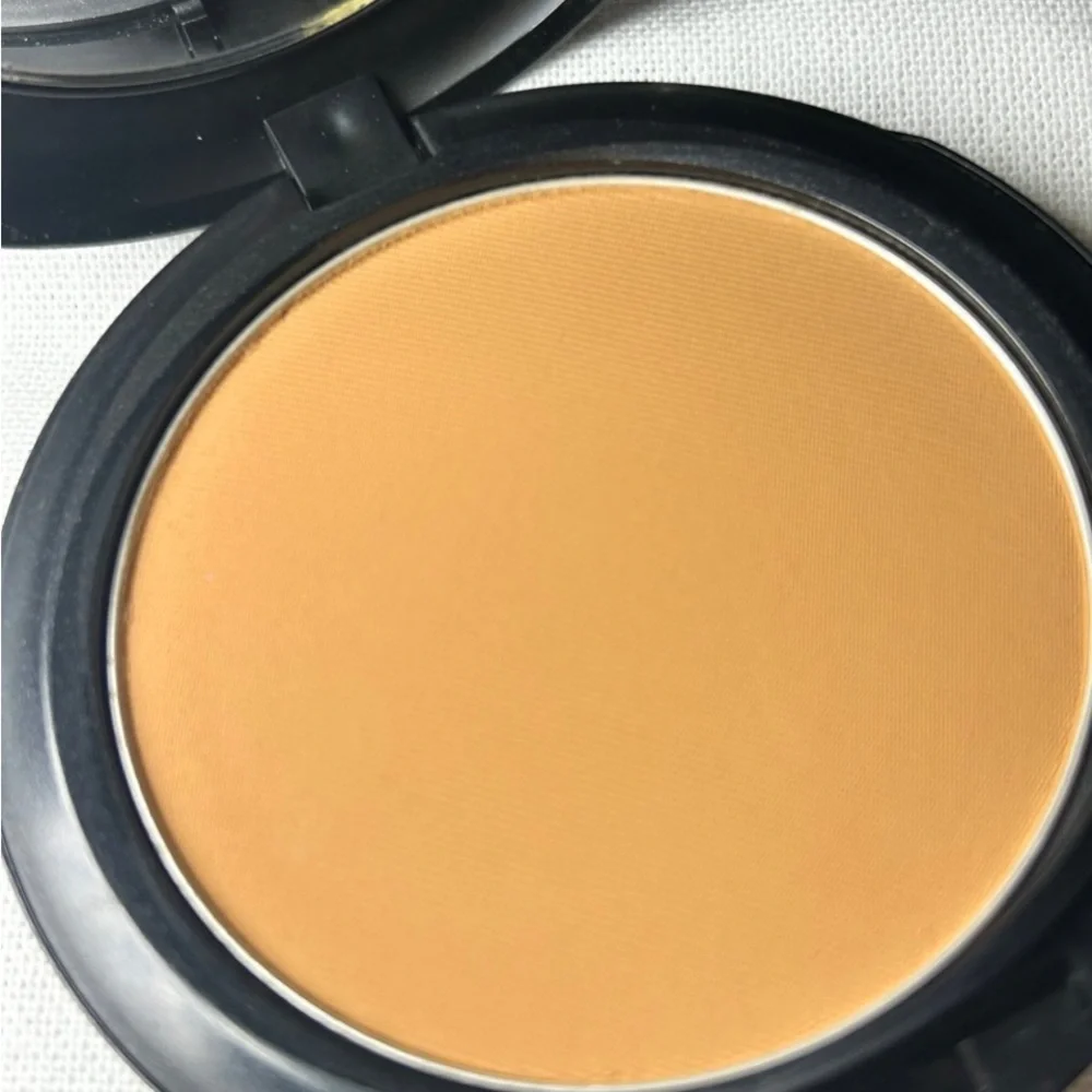 MAC Studio Fix Powder Foundation - Picture 2 of 4